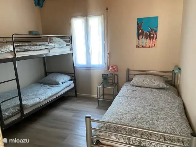 bungalow huren in Frankrijk, Charente-Maritime, Le Bois-Plage-en-Ré – Strandbungalow Atlantique, Ile de Ré slaapkamer met 3 bedden. Babybedje is beschikbaar