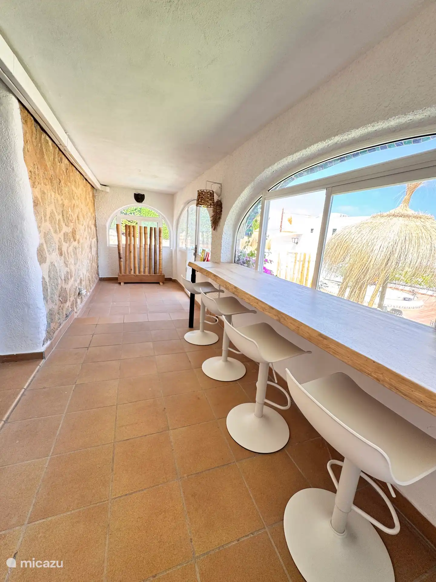 Eingang schöner Stehtisch zum Sitzen