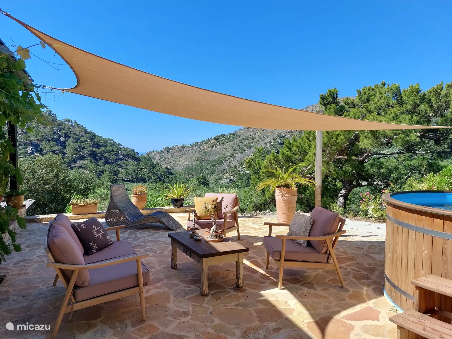 Terrasse mit ungehindertem Blick über das Tal und das Meer