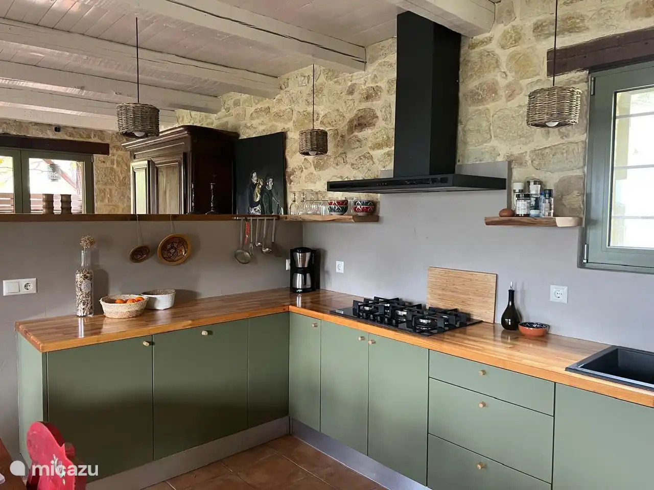 Die offene Küche mit Backofen, Kühlschrank, Gefrierschrank, Gasherd, Kombibackofen, Wasserkocher und allen Küchenutensilien, um eine schöne Mahlzeit zuzubereiten.