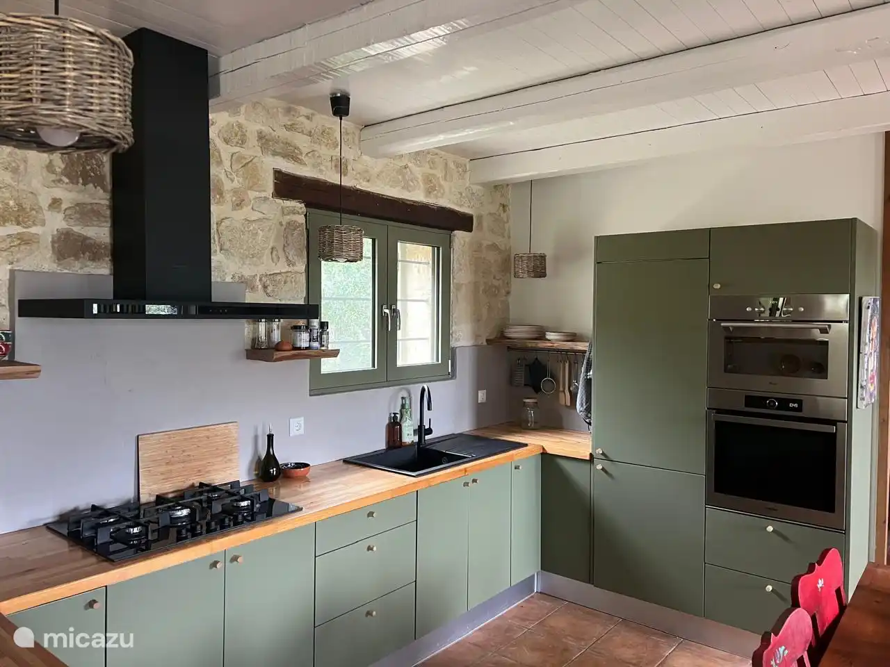 Voll ausgestattete Küche