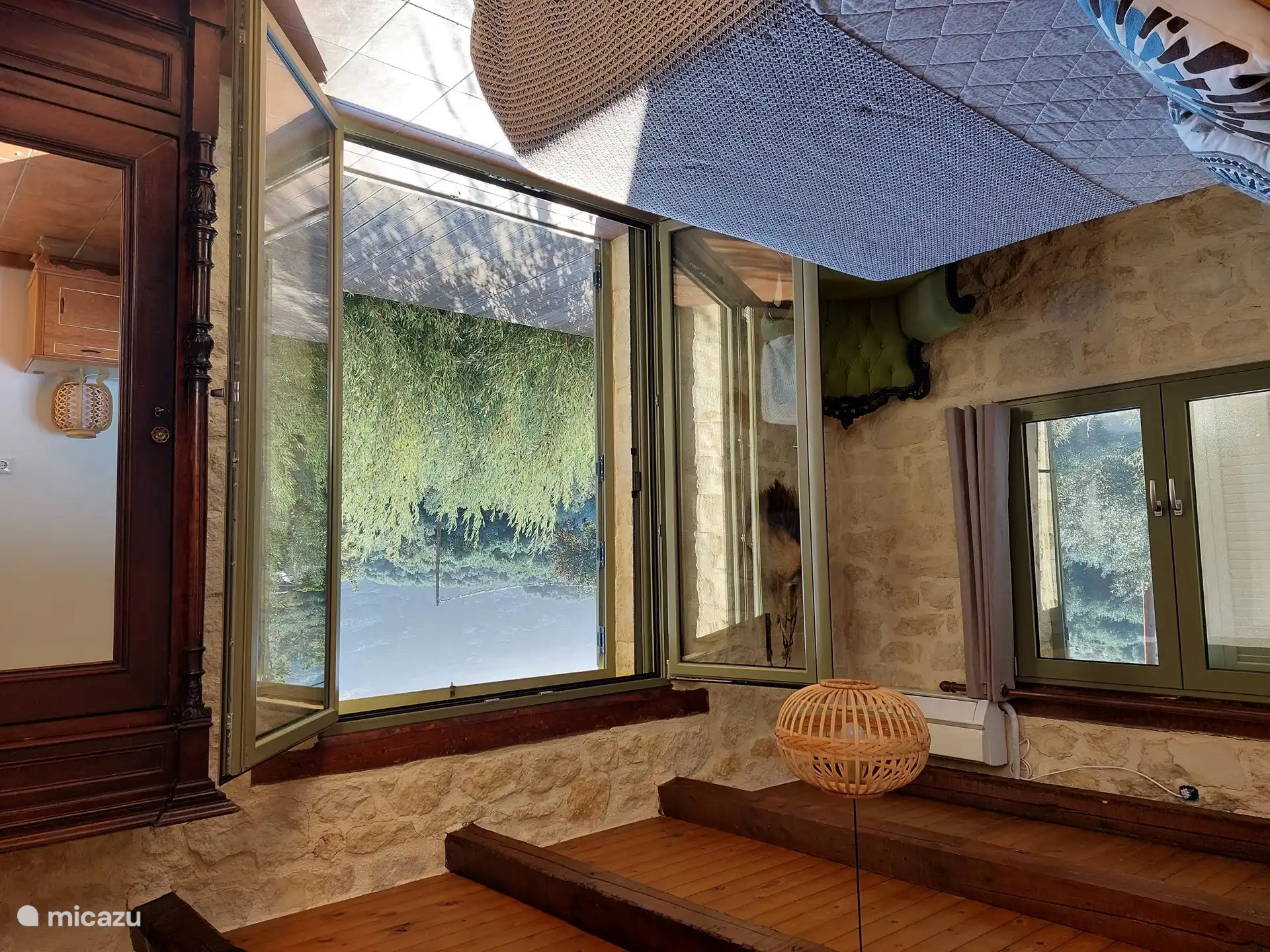 Schlafzimmer mit französischen Türen und freiem Blick auf die Olivenhaine