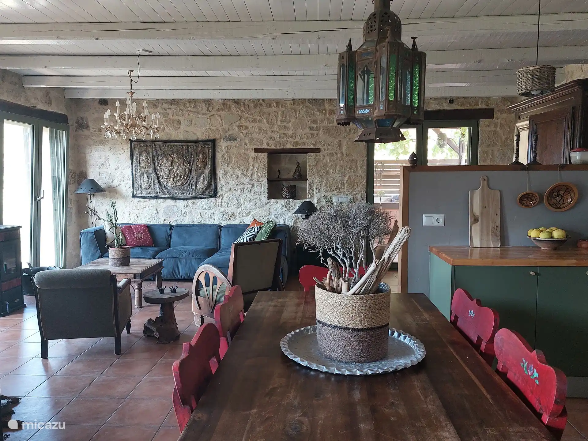 Das Wohnzimmer mit offener Küche und Esstisch