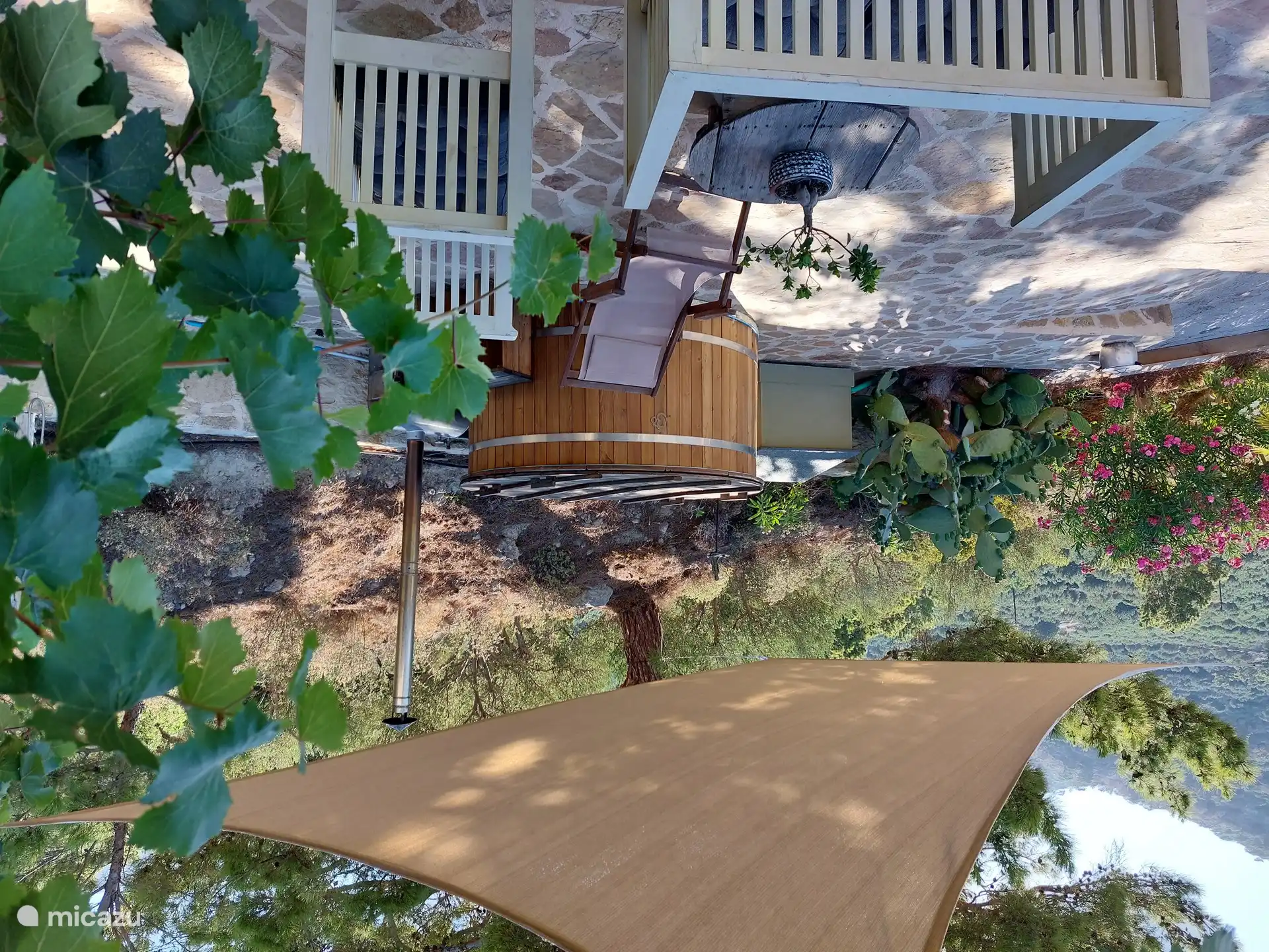 Die Außenterrasse mit geräumigem Kalt-/Whirlpool und Außendusche