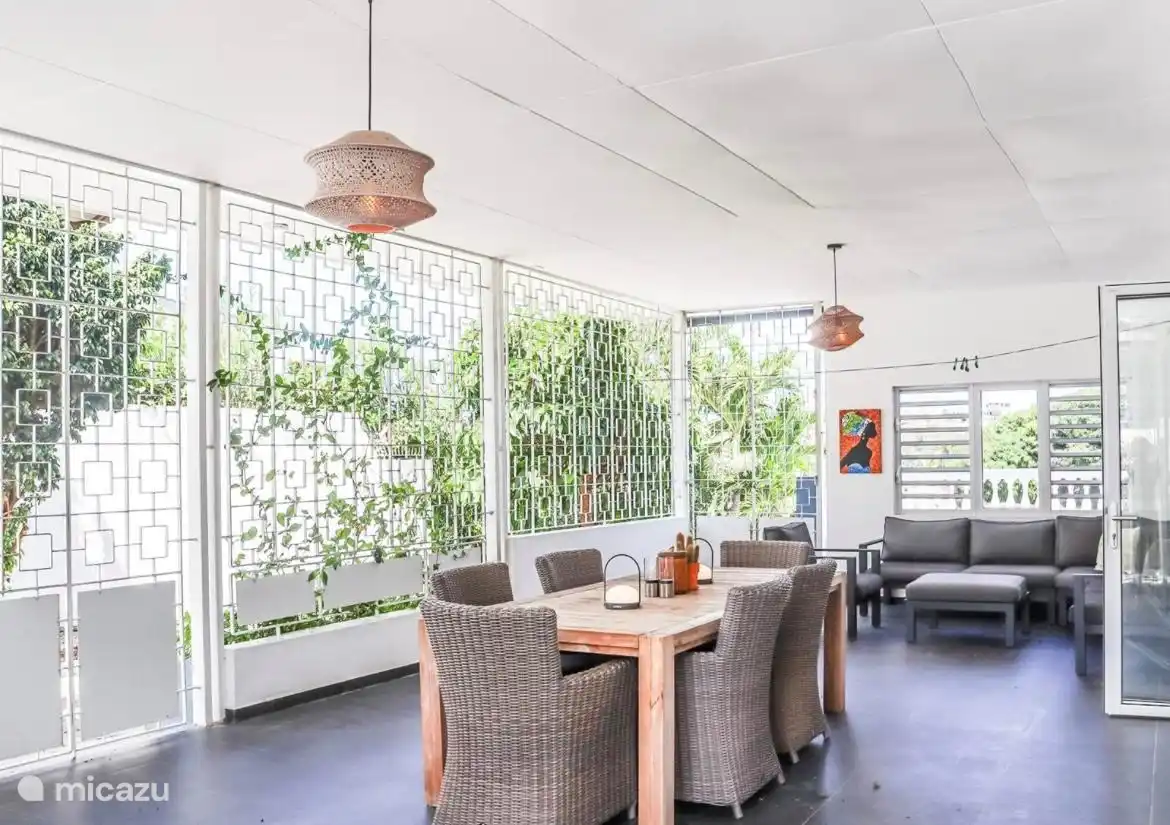 grote leef serre met eettafel en hoekbank