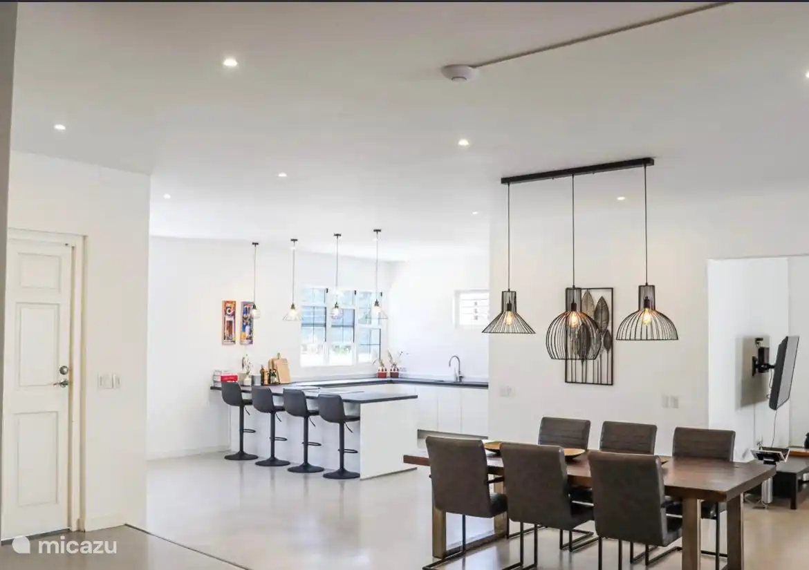 woonkamer met keuken bar en grote eettafel