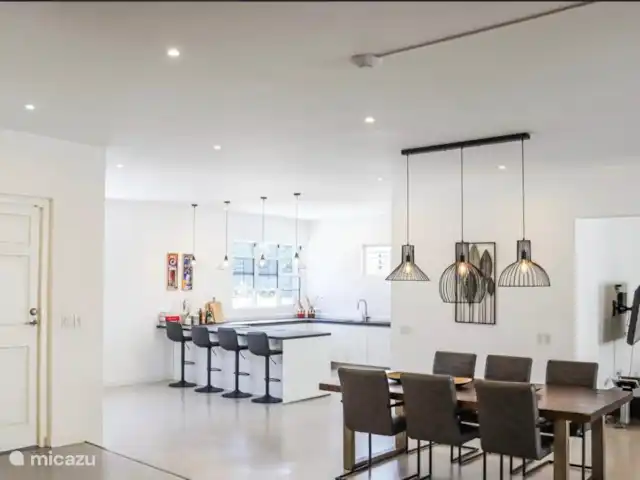 Séjour à Dushi | Curaçao, Curaçao-Centre, Willemstad - villa Salon avec bar de cuisine et grande table à manger