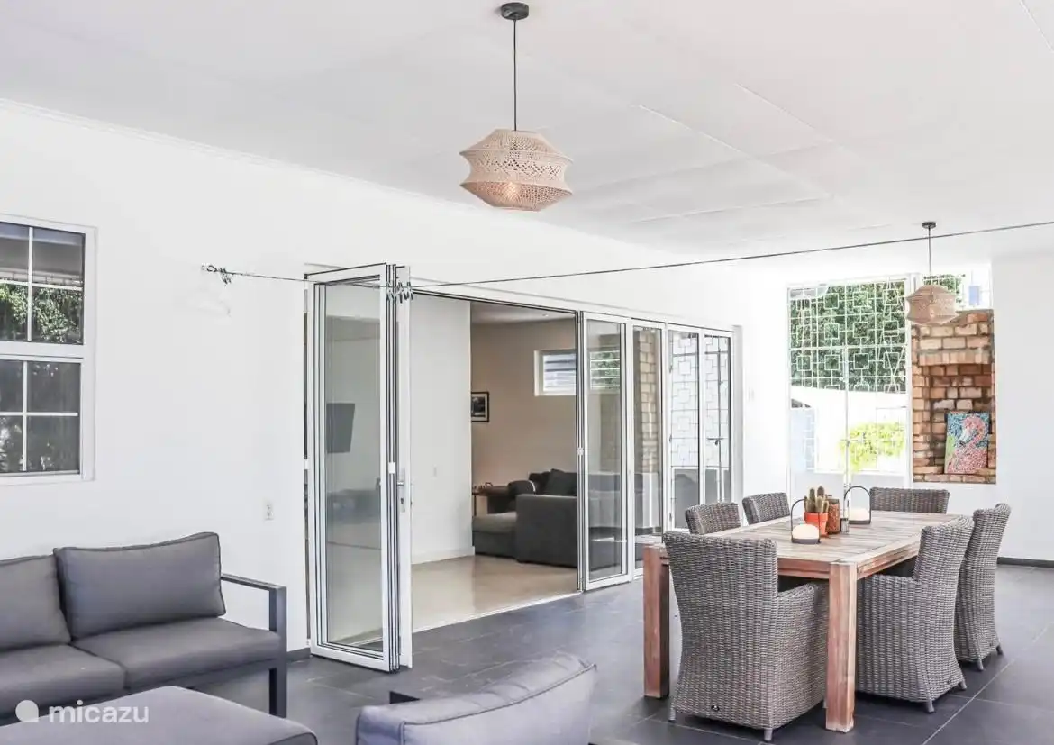 serre met open slaande deuren