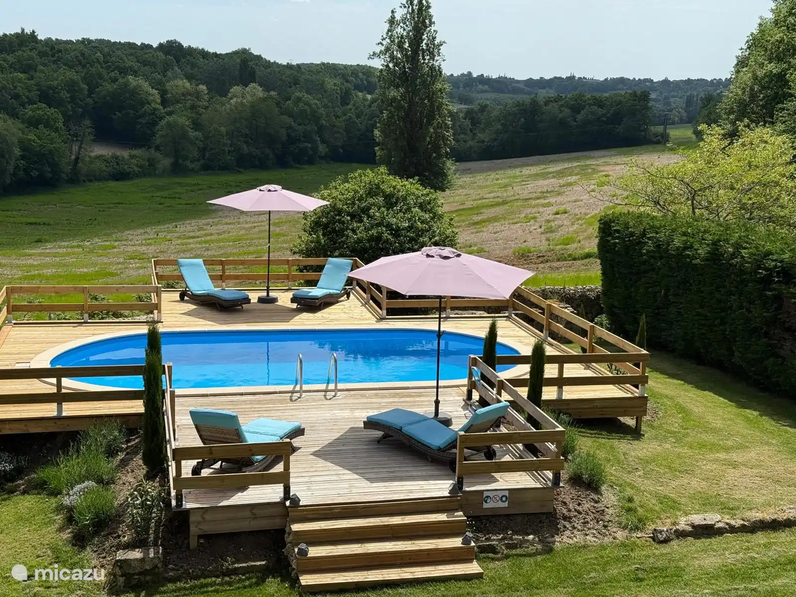 Piscinas, hermosa terraza con tumbonas y sombrillas