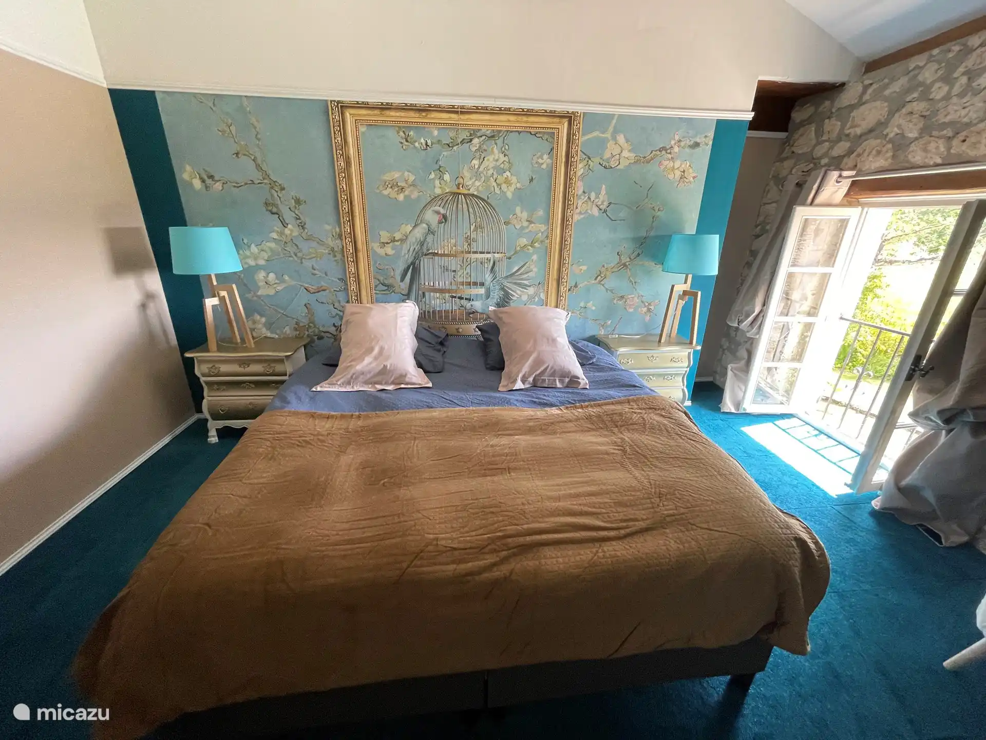 El segundo dormitorio tiene una cama doble de 180x200 y por supuesto aire acondicionado. Esta habitación tiene una hermosa vista sobre el dominio y la piscina