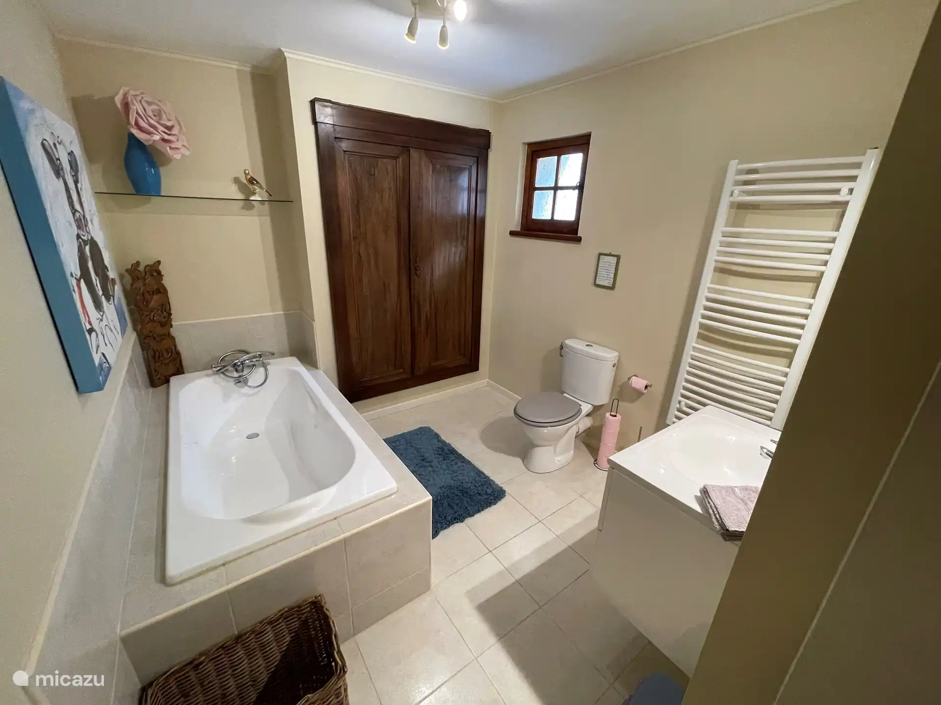 Cuarto de baño con bañera, lavabo e inodoro. 