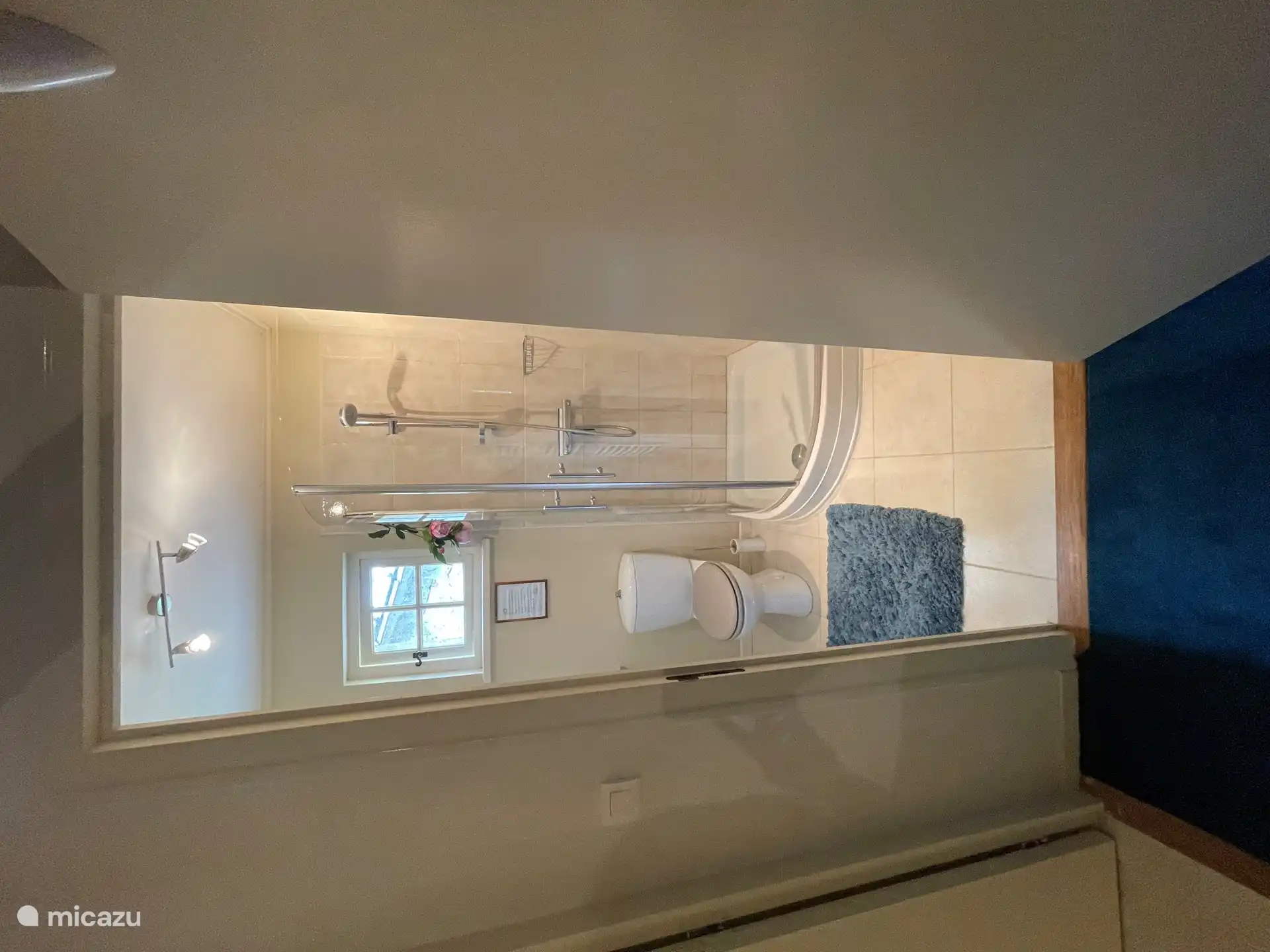 Cuarto de baño con ducha, lavabo e inodoro