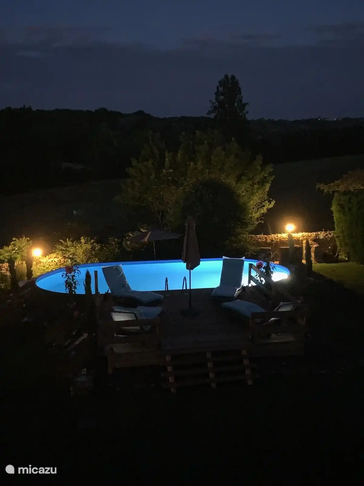 Piscina por la noche. Iluminado por la iluminación del jardín