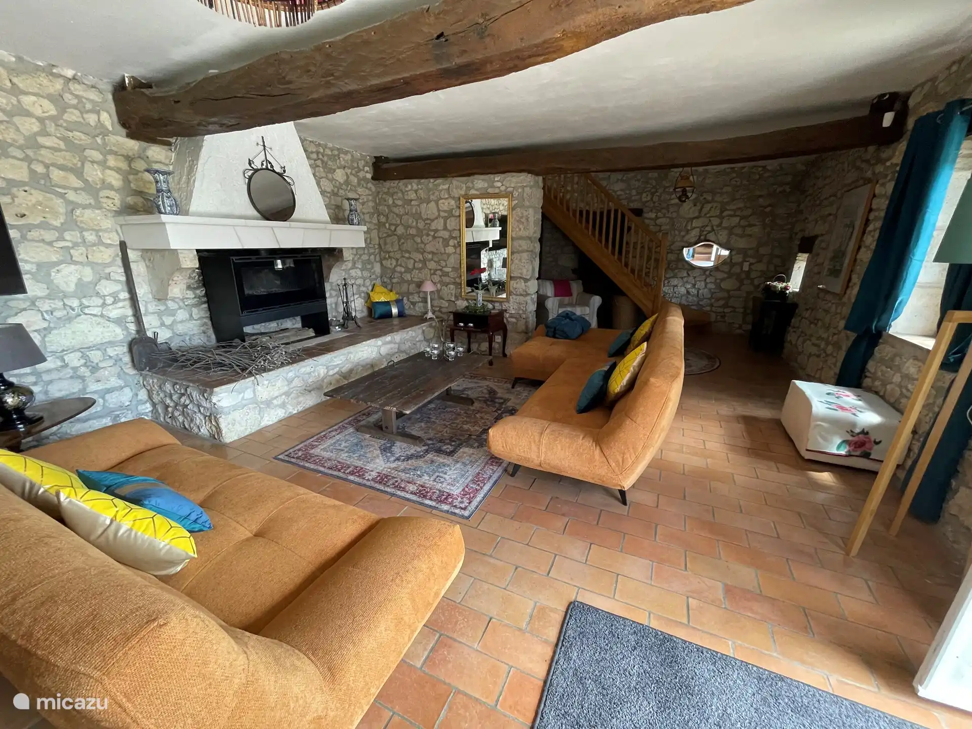 La sala de estar está equipada con muebles nuevos, contemporáneos y cómodos. Junto con una acogedora estufa de leña, también es maravilloso alojarse en otoño e invierno 