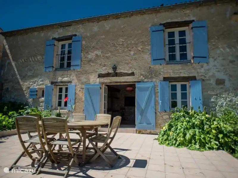 Terraza donde se puede desayunar por la mañana y relajarse por la noche con una copa de vino. 