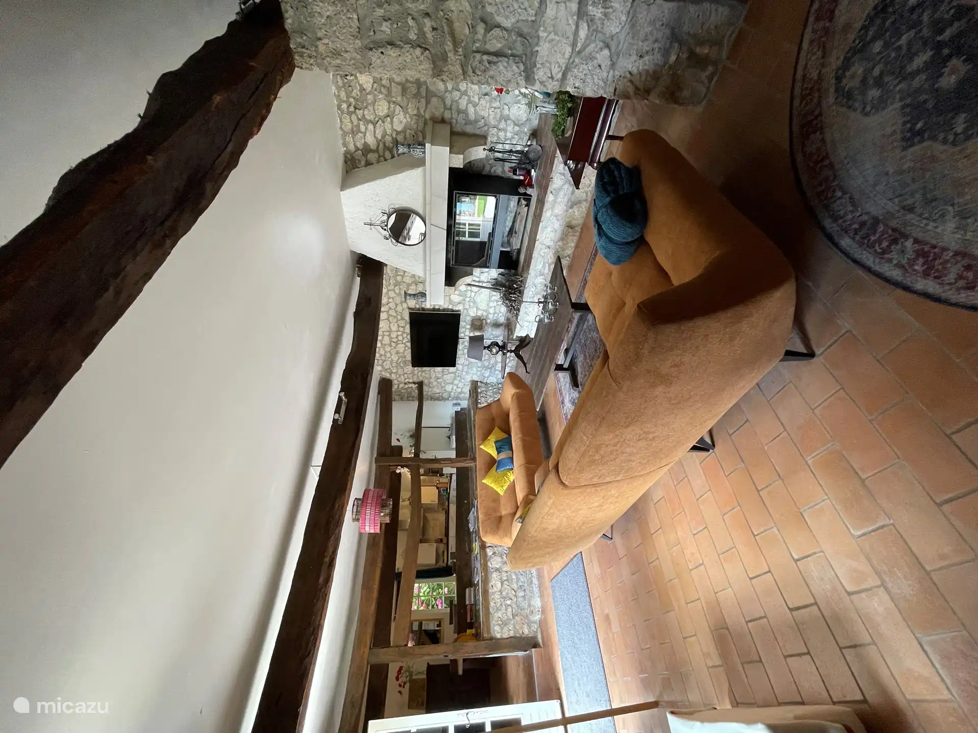 El salón tiene una conexión abierta a la gran cocina. Entonces, cuando estás haciendo un bocado, no te pierdes nada de lo que está sucediendo en otros lugares. 