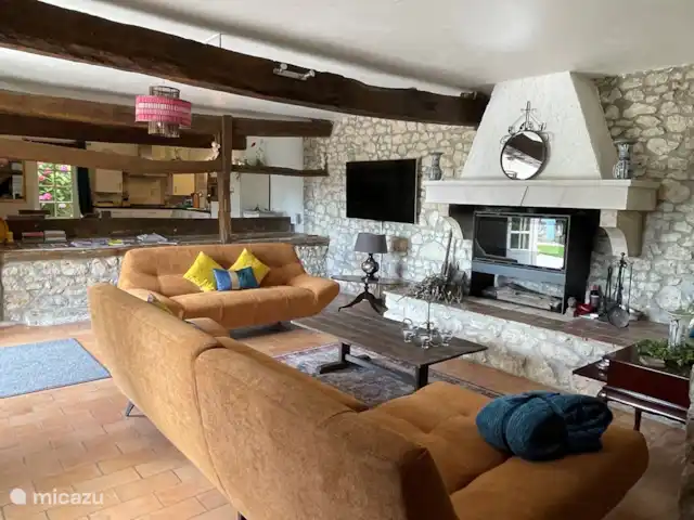 Le Nourrissat  | France, Lot-et-Garonne, Savignac-de-Duras - maison de vacances Le salon a une connexion ouverte avec la grande cuisine. Ainsi, lorsque vous mordez, vous ne manquez rien de ce qui se passe ailleurs.