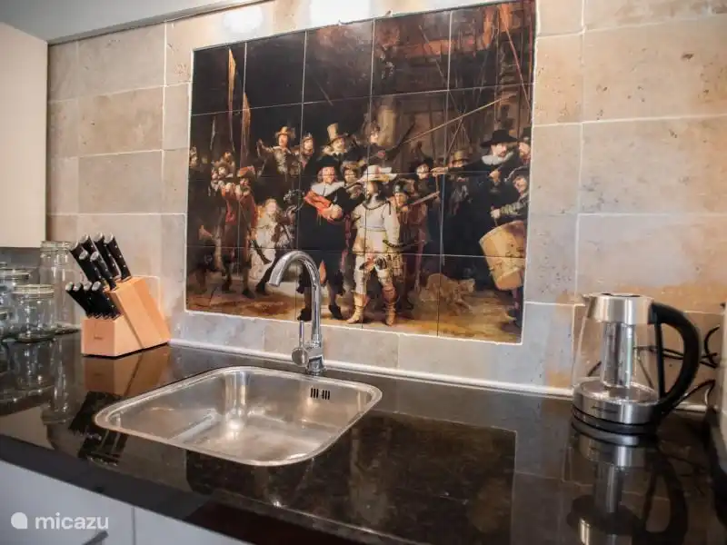 Tanto en la cocina como en los dormitorios encontrarás detalles de artistas holandeses