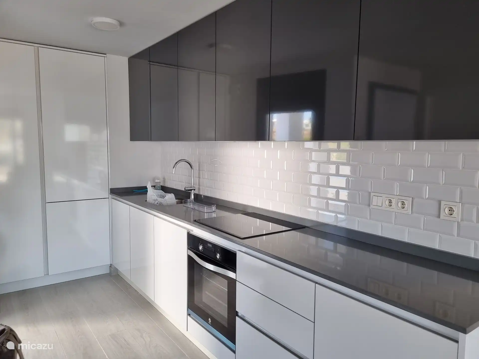 Voll ausgestattete Küche (Gefrierschrank, Kühlschrank, Backofen, Geschirrspüler)