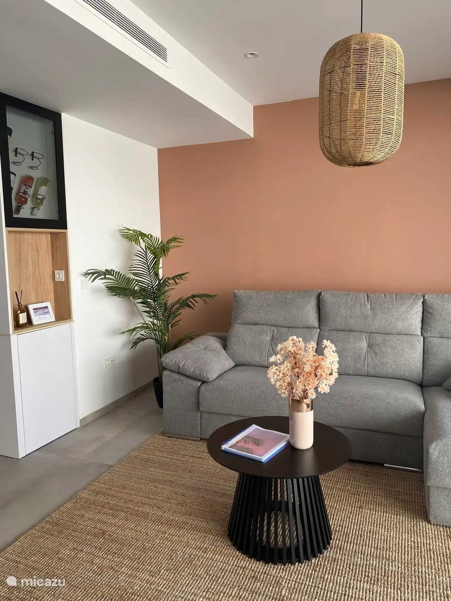 salon spacieux avec smart TV, système audio LG (également sur la terrasse), climatisation, wifi