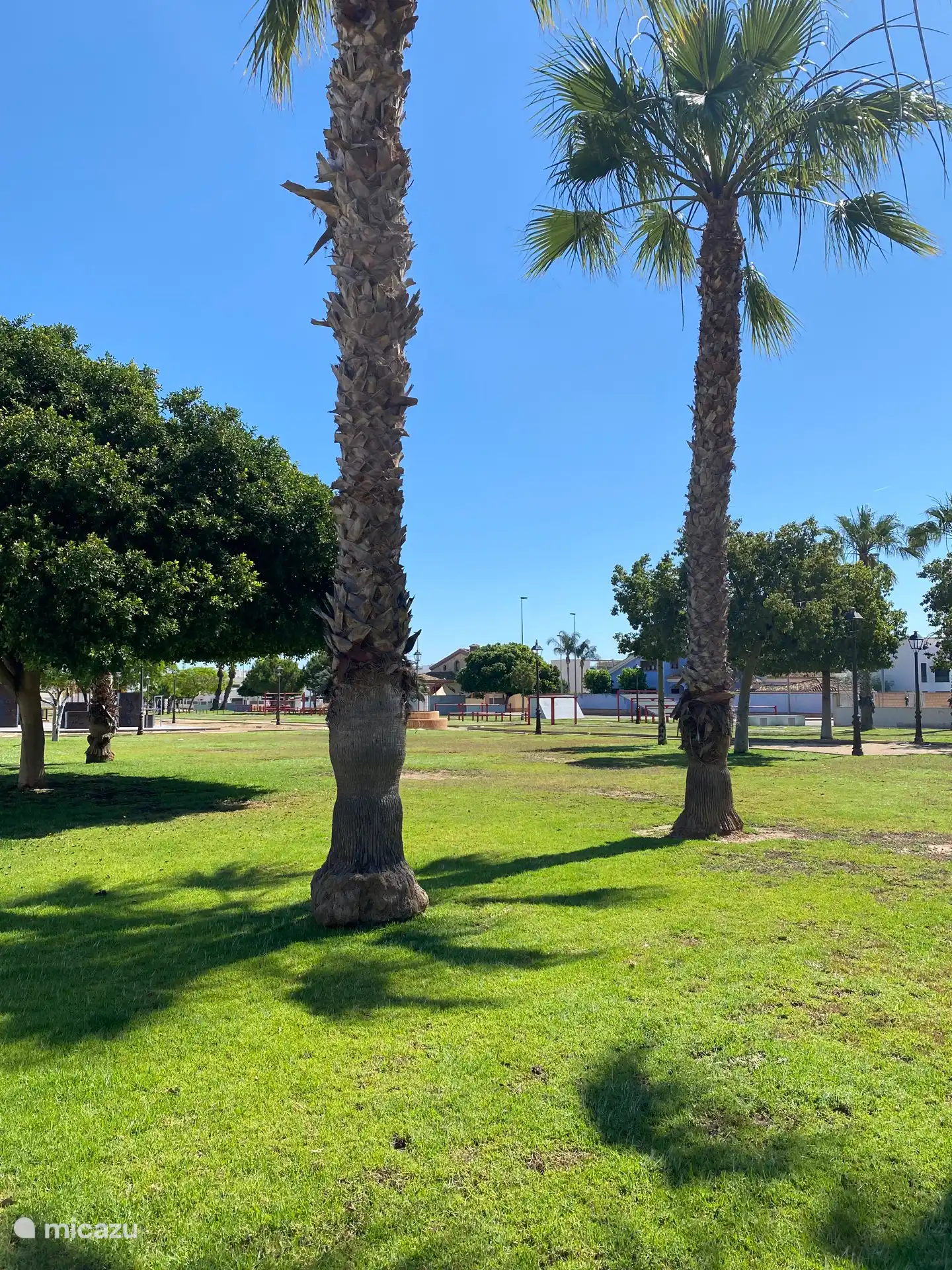 À côté de l’appartement, il y a un parc avec des équipements de jeux / sports