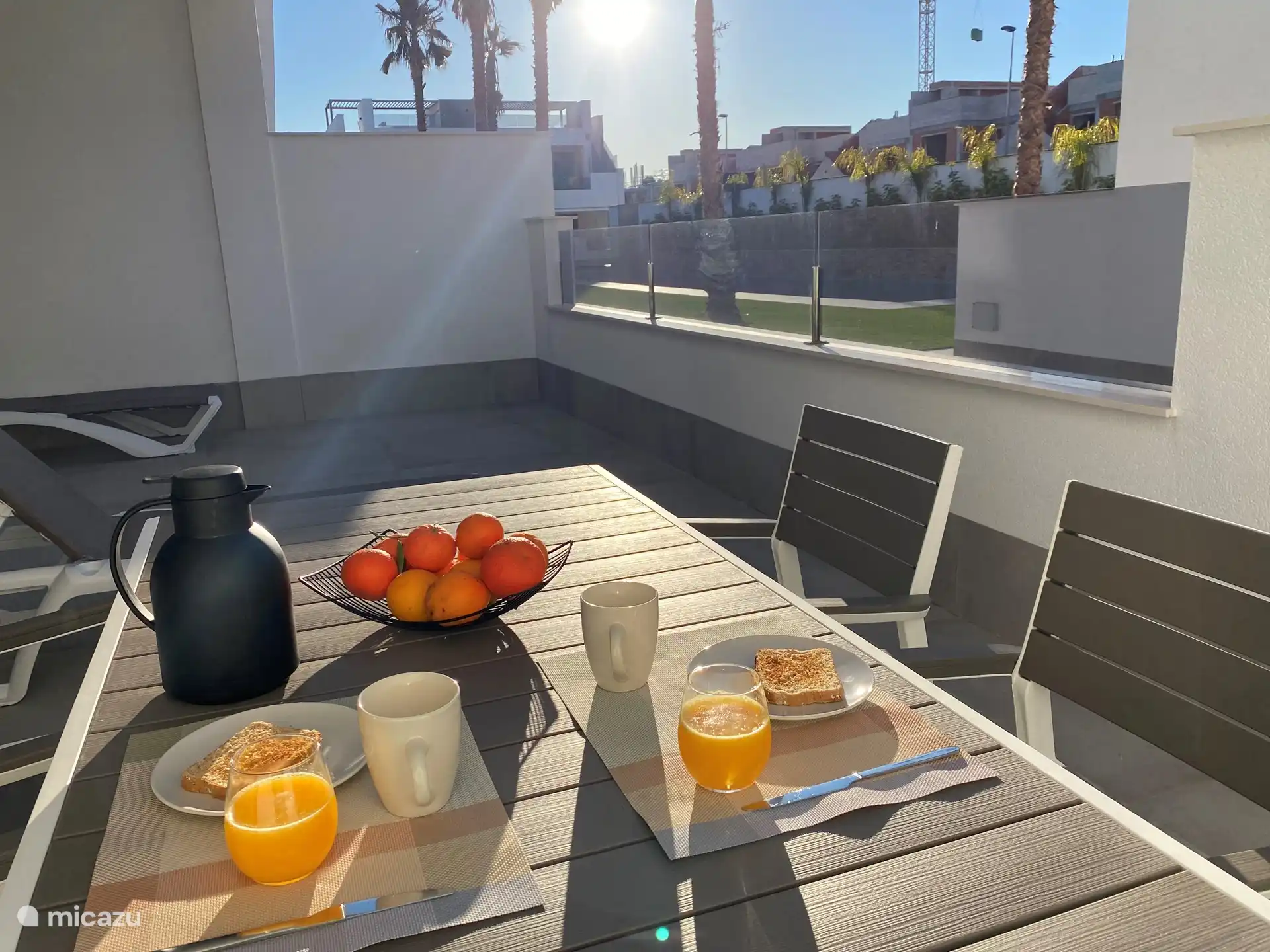 Notre spacieuse terrasse ensoleillée est équipée d’une table à manger avec des chaises, des chaises longues et un salon