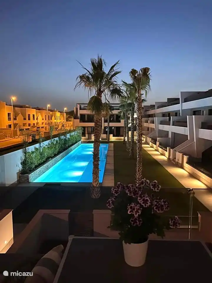 Il est très agréable de séjourner sur la terrasse spacieuse ou au bord de la piscine 