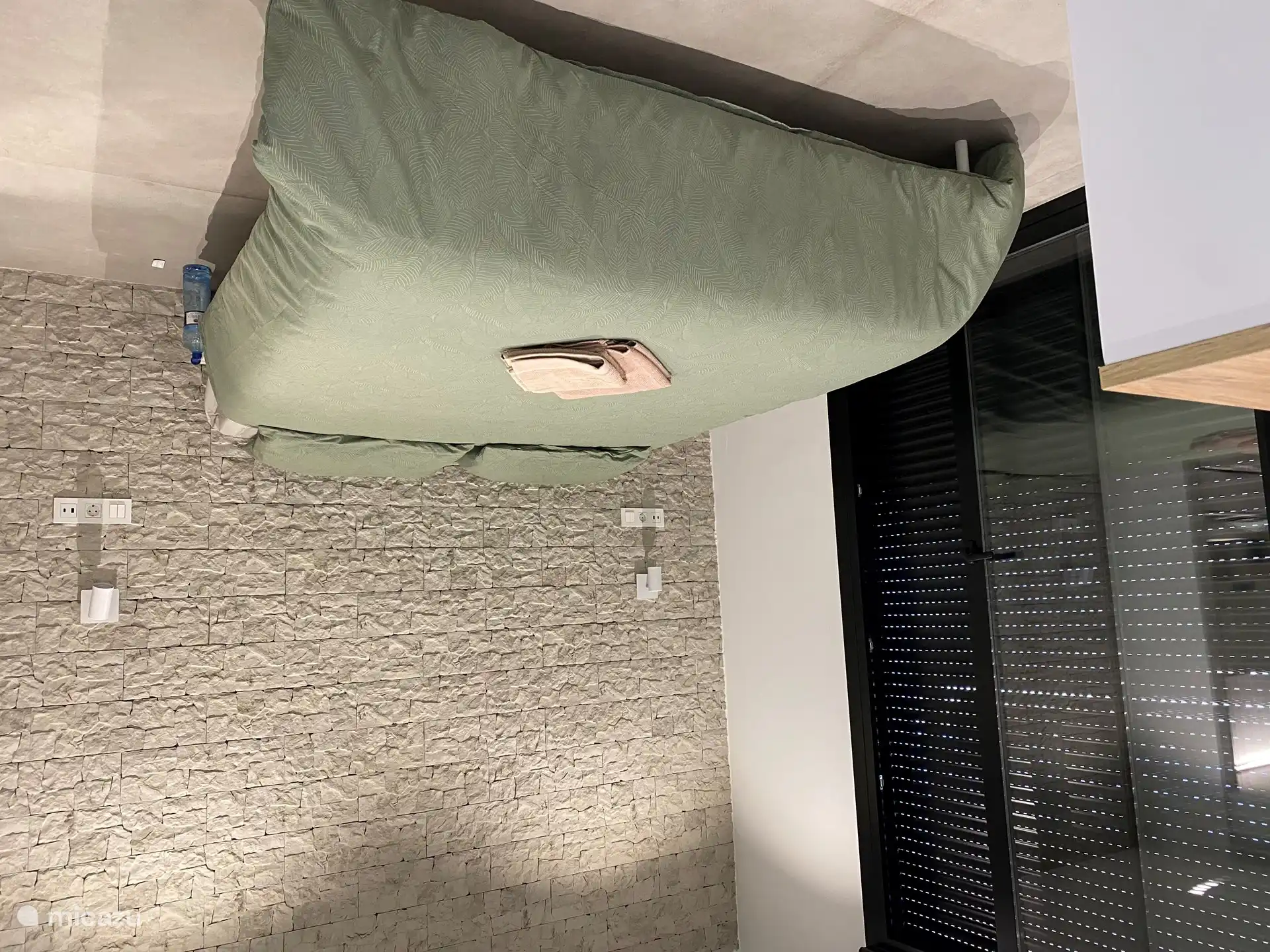 La maison dispose de 3 chambres avec lit double (1,60m/2m) et placards (volets partout)