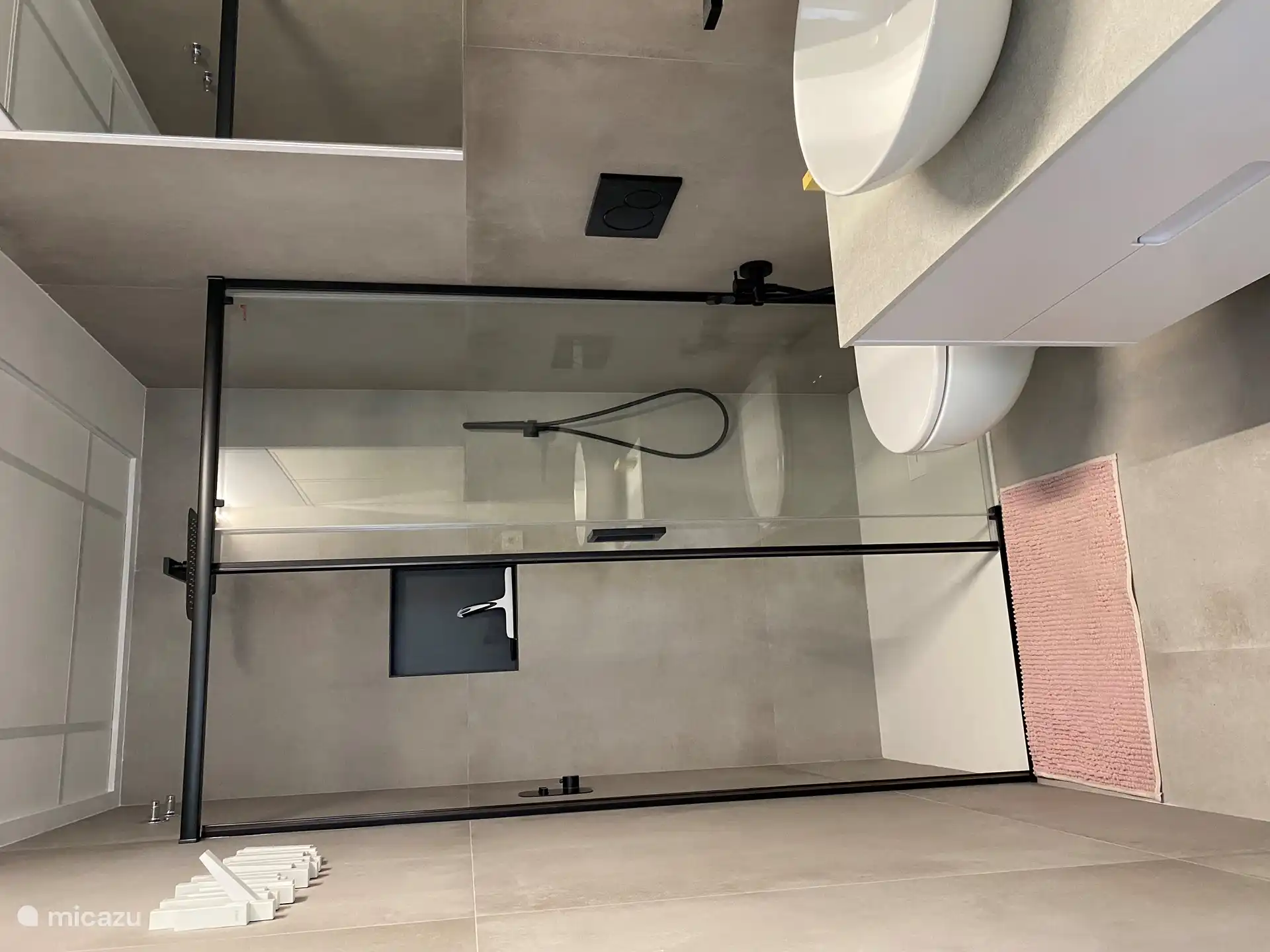 Il y a 2 salles de bains (1 attenante) avec sol, douche à effet pluie, sèche-cheveux