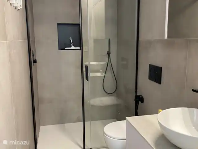 Casa Cielo Rosa | Espagne, Murcia, San Pedro del Pinatar - appartement Il y a 2 salles de bains (1 attenante) avec sol, douche à effet pluie, sèche-cheveux