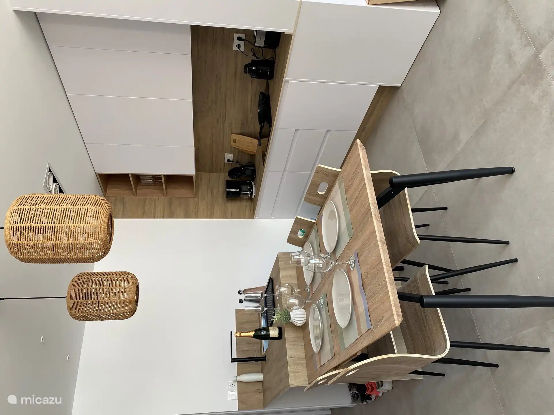 La table à manger (extensible) peut accueillir 6 personnes.  