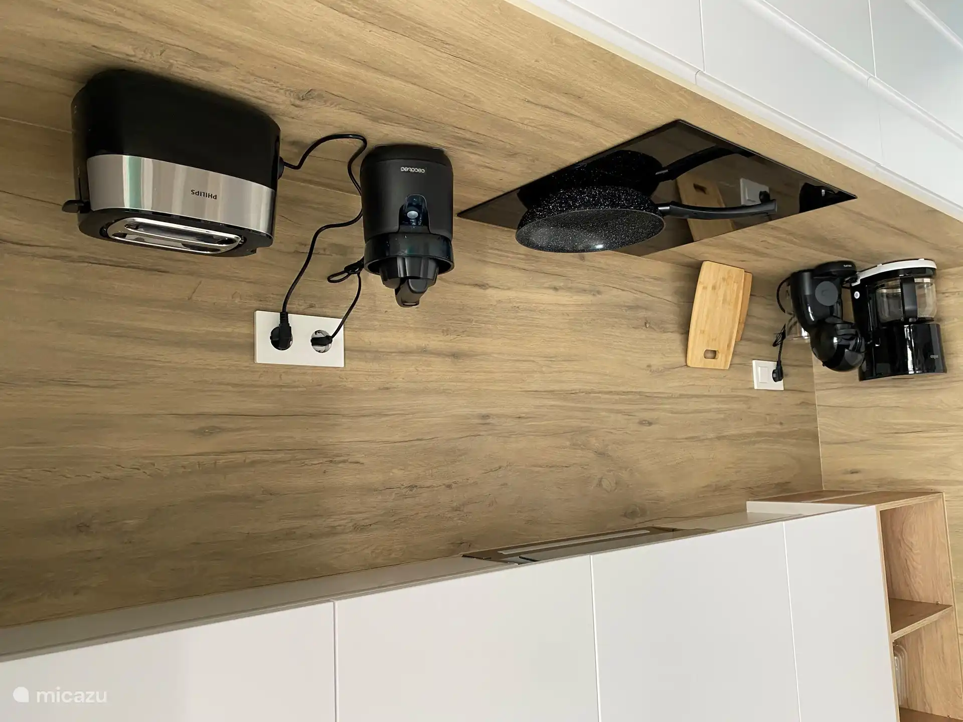 La cuisine est équipée de tout le confort (lave-vaisselle, four, micro-ondes, cafetière, dolce gusto, grille-pain, presse-agrumes électrique, plaque de gril pour l’extérieur, .... 