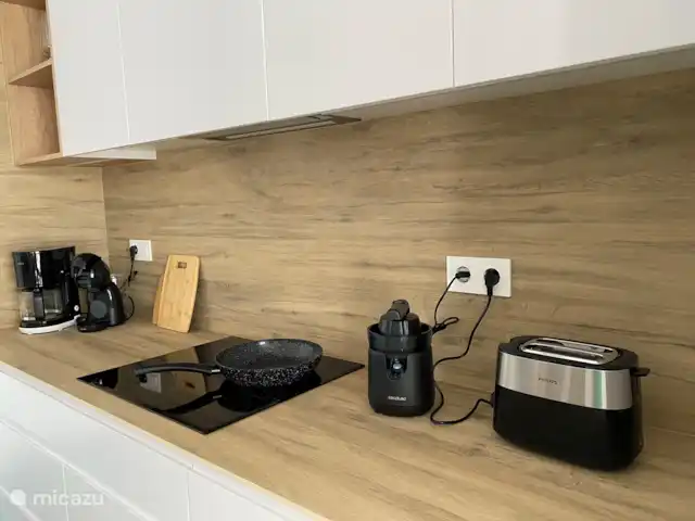 Casa Cielo Rosa | Espagne, Murcia, San Pedro del Pinatar - appartement La cuisine est équipée de tout le confort (lave-vaisselle, four, micro-ondes, cafetière, dolce gusto, grille-pain, presse-agrumes électrique, plaque de gril pour l’extérieur, ....