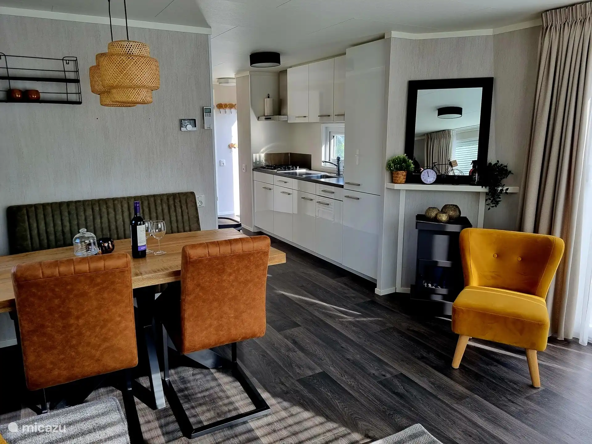 Zicht op keuken vanuit woonkamer