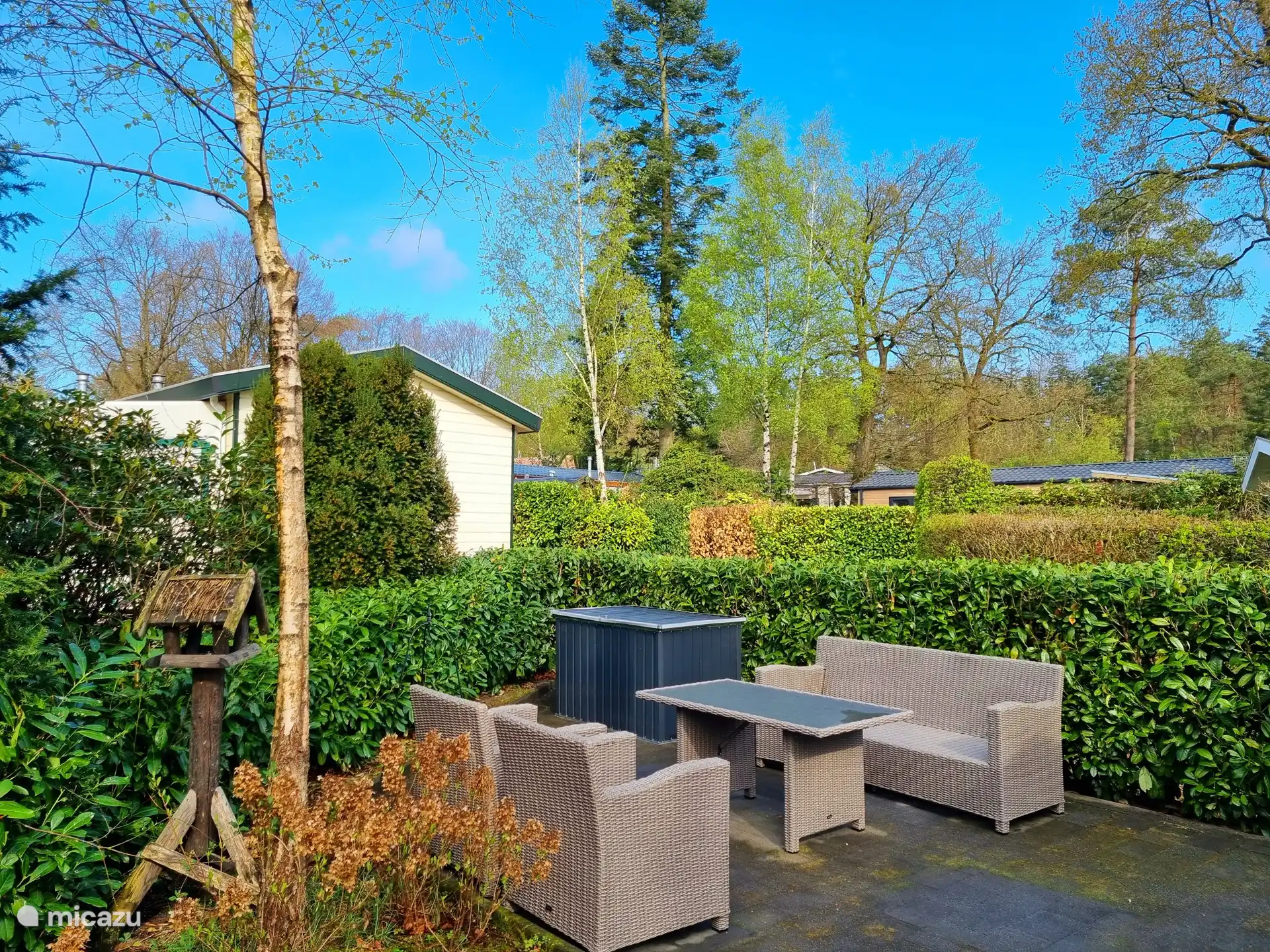 Mooie loungeset met kussens in de kussenbox