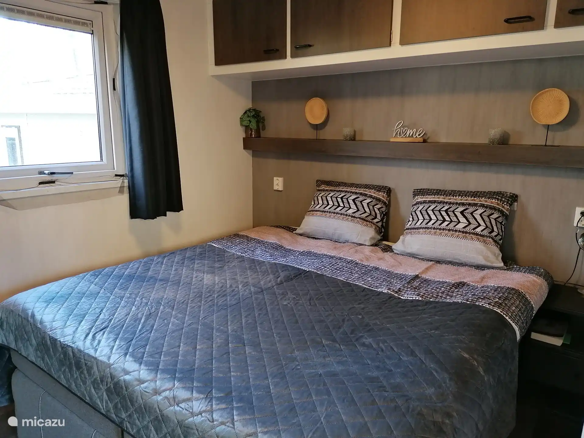 Slaapkamer met tweepersoons boxspring (1,80 x 2,00 meter) en grote kledingkast