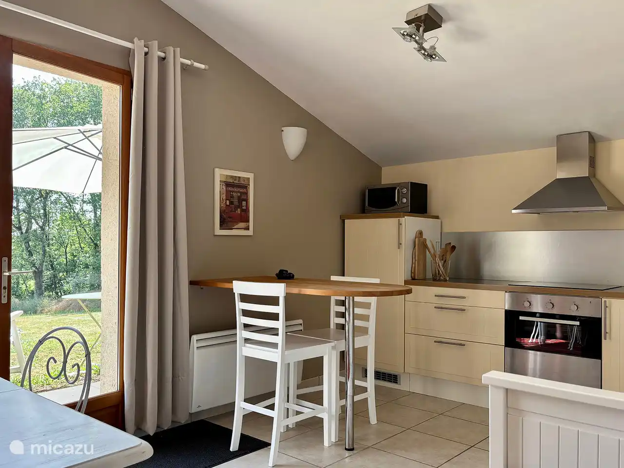 Moderne keuken le Bois met ontbijt bar