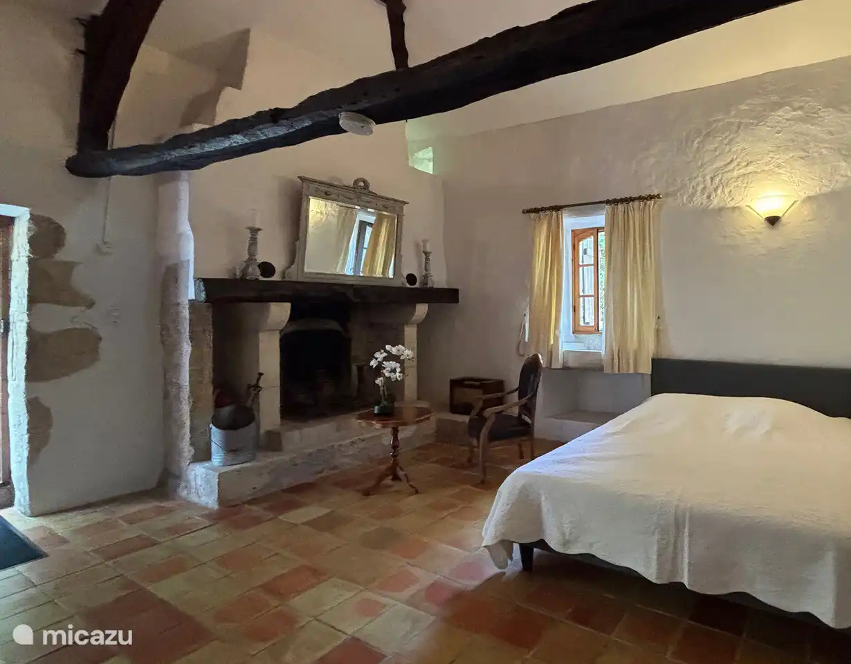 Grote sfeervolle slaapkamer met vide la Bergerie