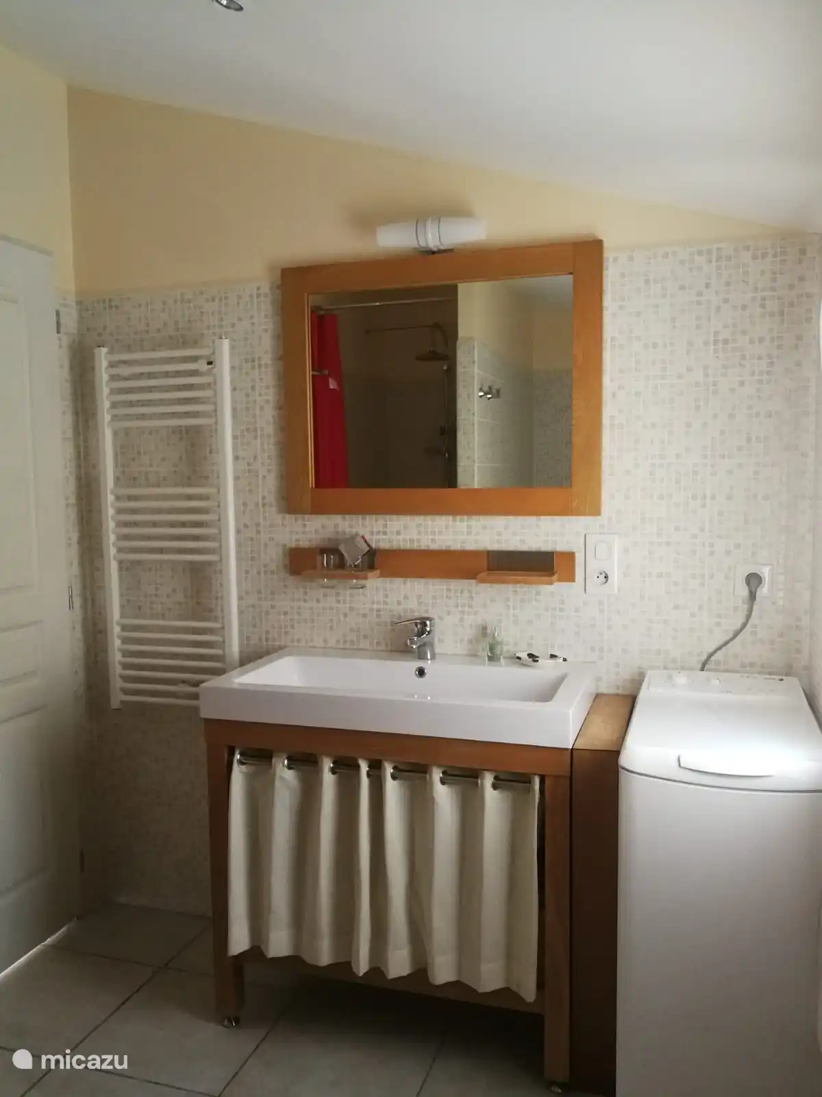 Badkamer gite le Bois met eigen wasmachine.