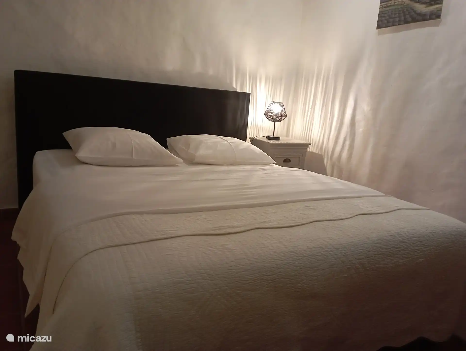 Slaapkamer  la Bergerie met grote linnenkast en buffetkast