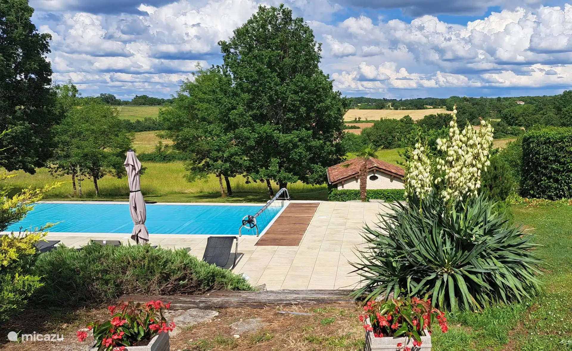Vrij uitzicht kijkend over het glooiend landschap.