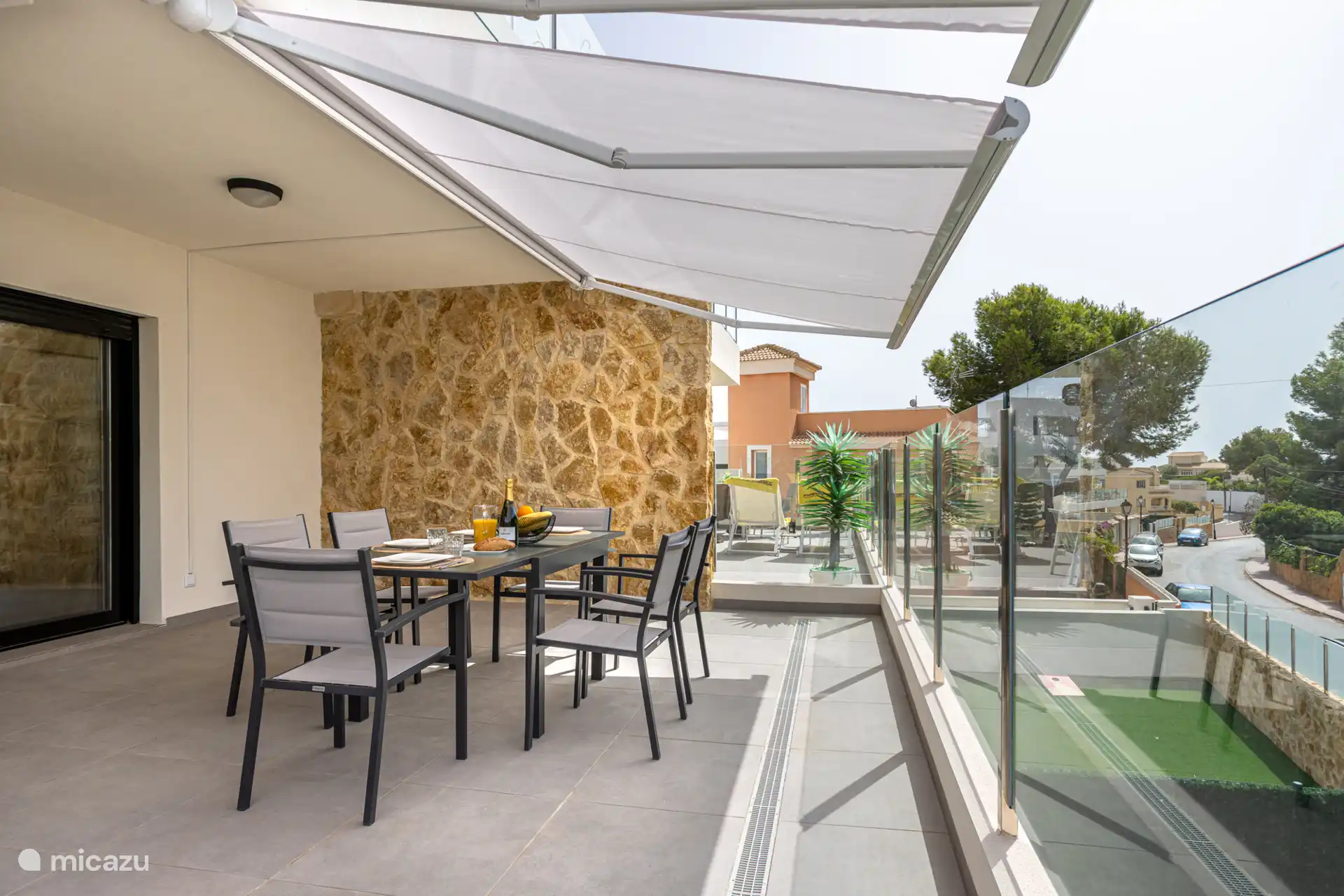 Terrasse de 35m2 avec auvents. Protégez-vous toujours du soleil ou de la pluie si vous le souhaitez !