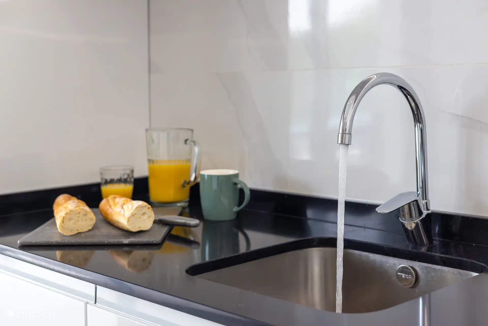 Préparation du petit-déjeuner dans la cuisine 