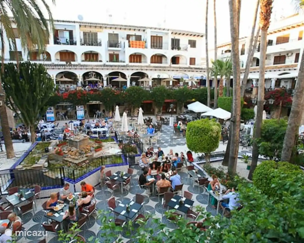 ¡Villamartin Plaza con muchos restaurantes preciosos!