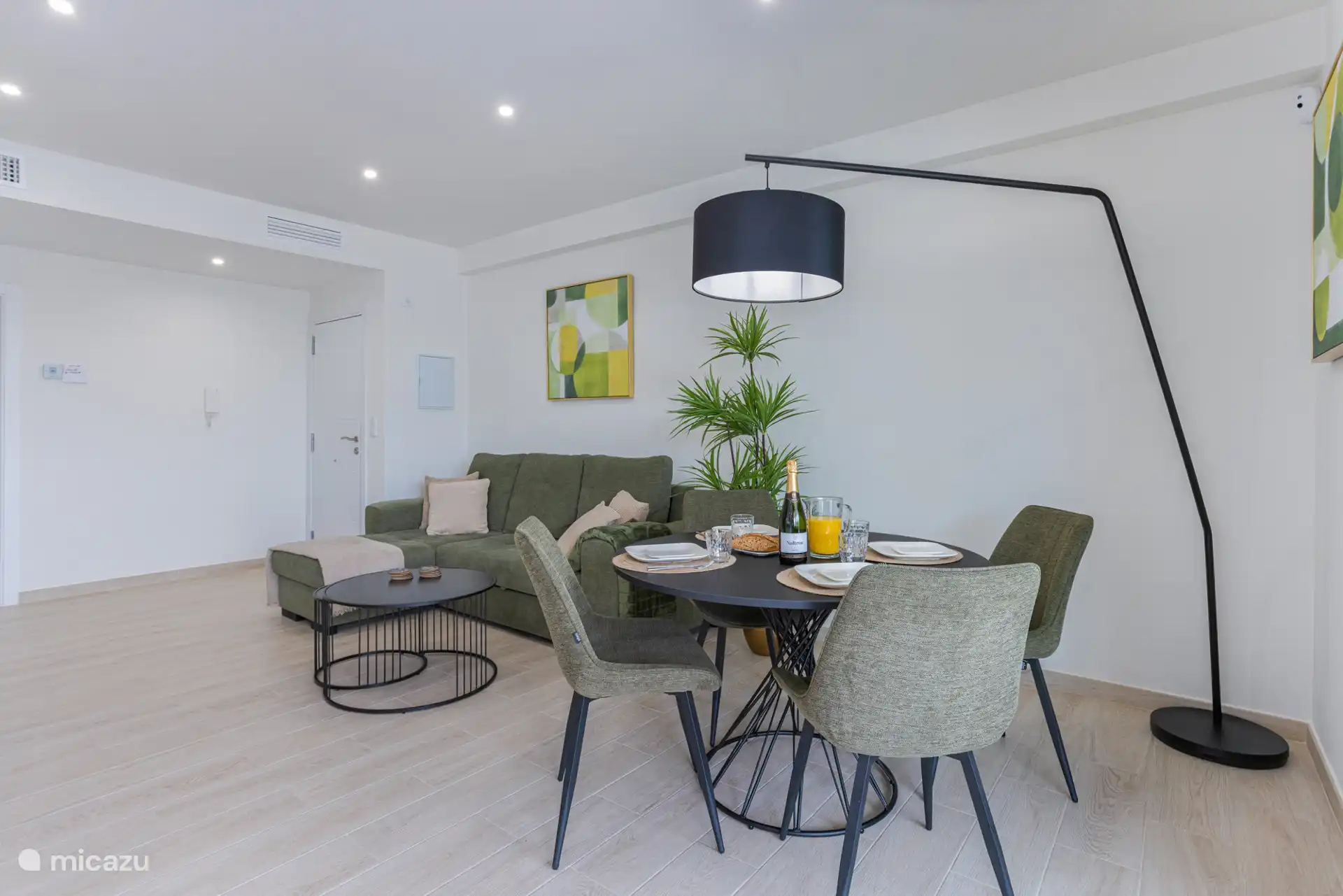 Salle à manger confortable et canapé d’angle