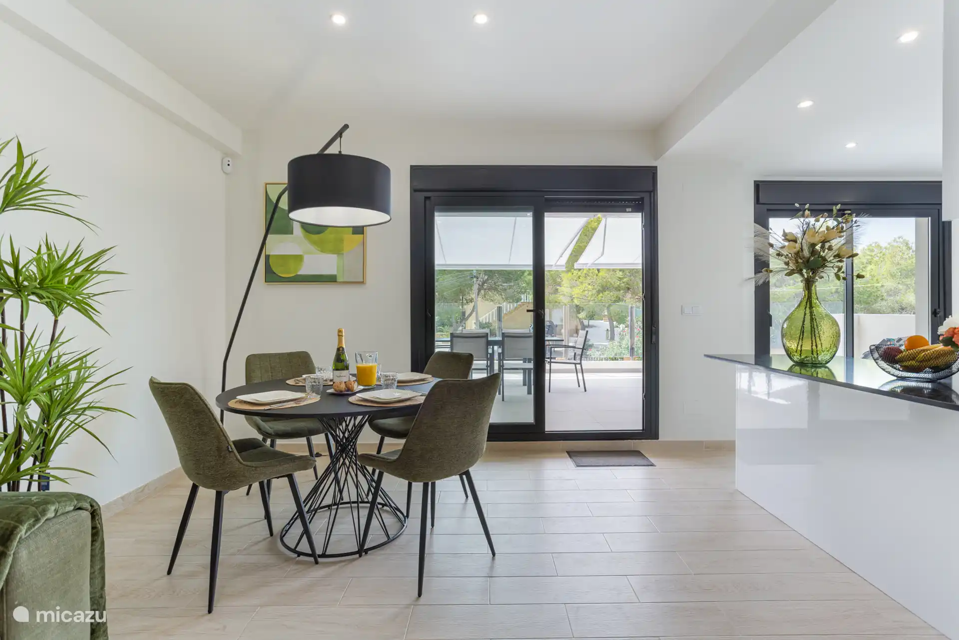 Salon donnant sur la grande terrasse et la cuisine attenante