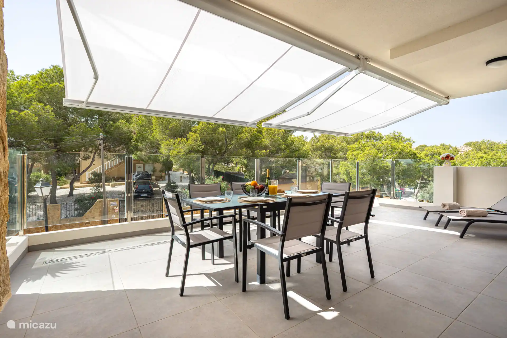 Le soleil est-il trop chaud ?
2 auvents électriques sur toute la largeur vous offrent de l’ombre ou une protection contre la pluie.