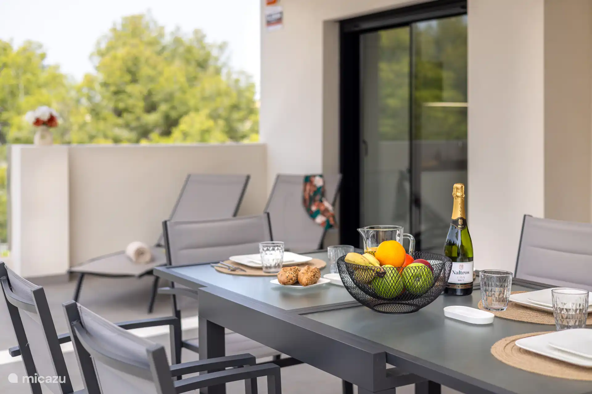 2 transats et une table à manger avec 6 chaises