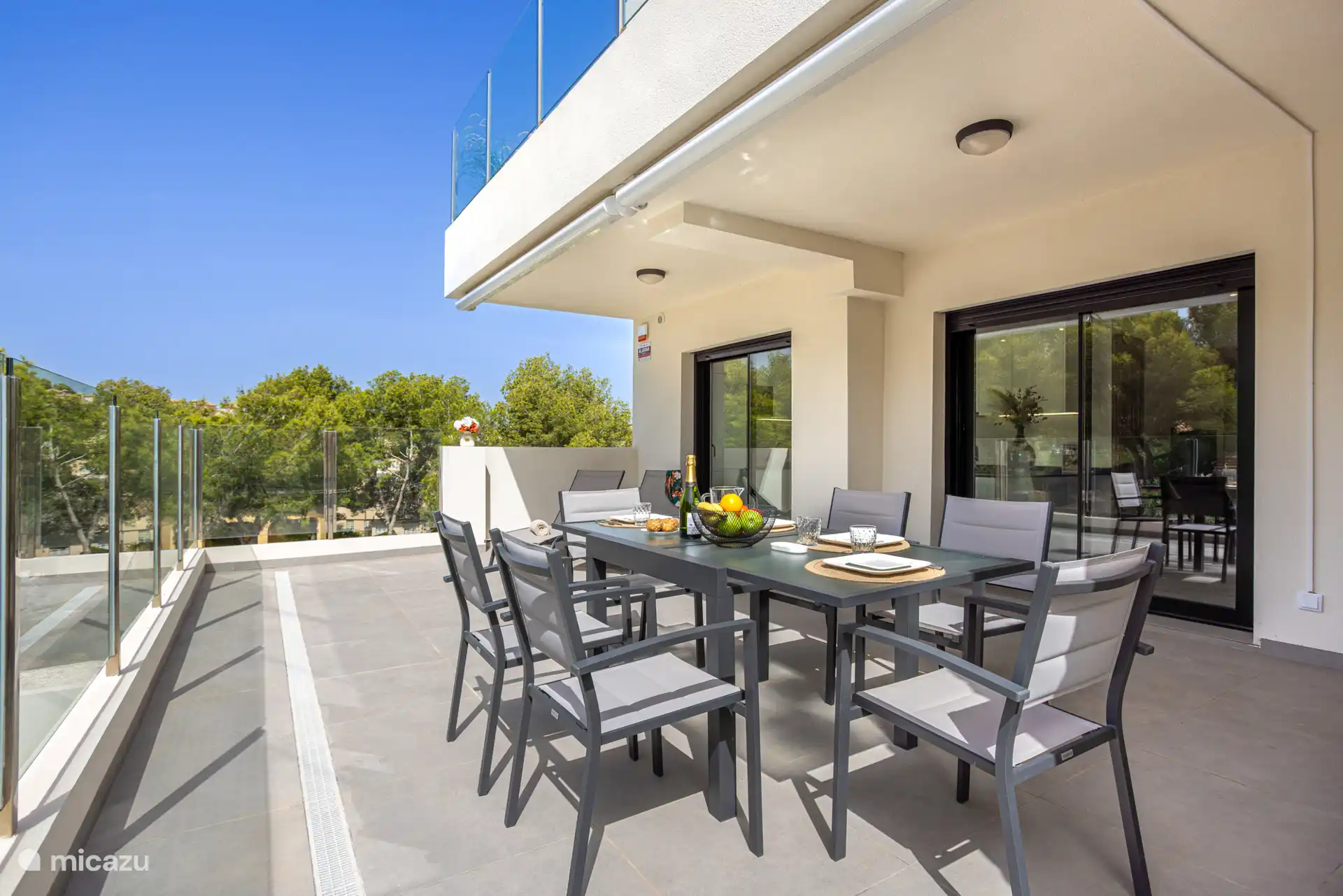 Terrasse aménagée avec une grande table et 6 chaises pour un délicieux petit-déjeuner au soleil !