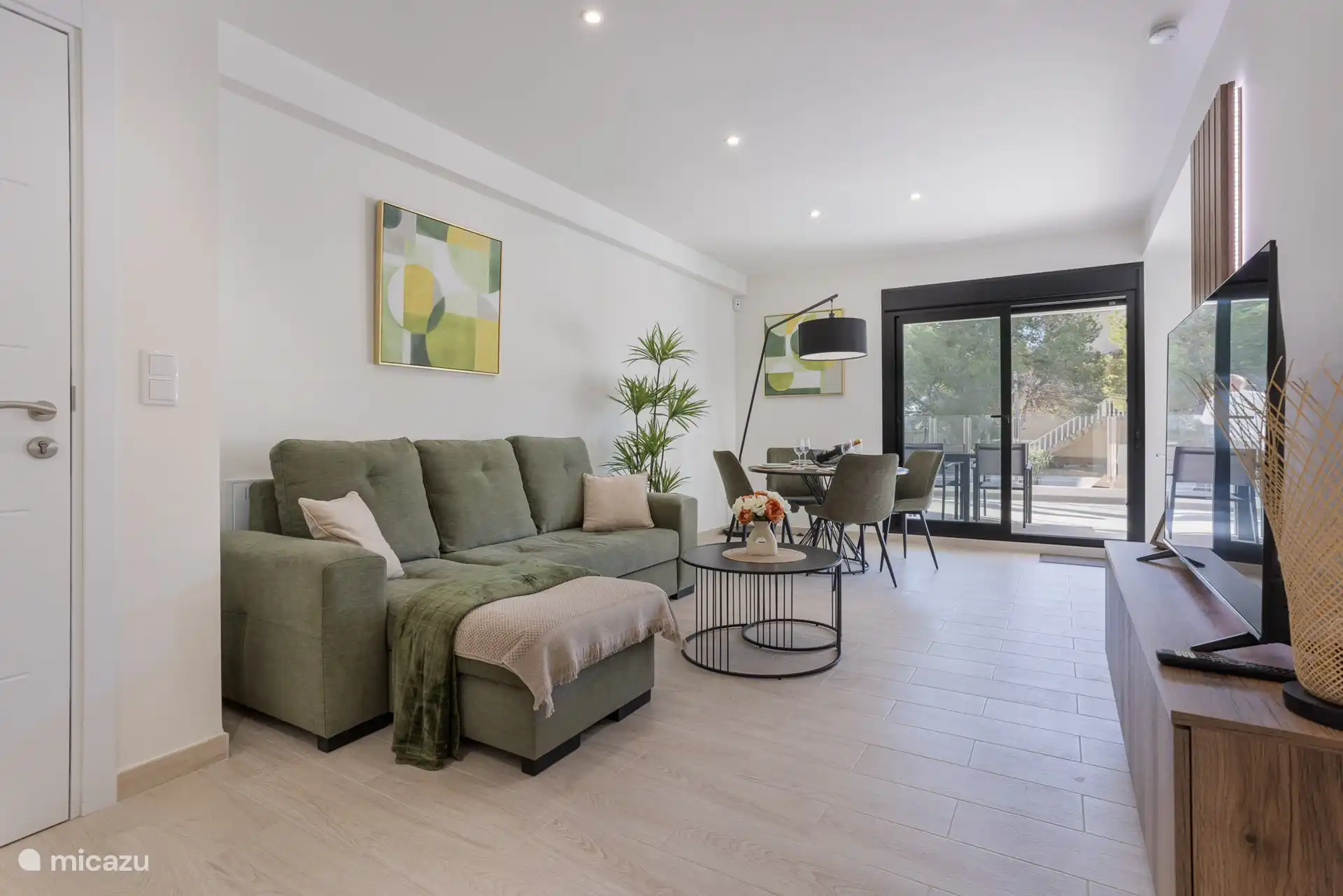 Salon moderne et élégant avec canapé-lit, ensemble de salle à manger avec 4 chaises, TV avec streaming Chromecast et Internet rapide par fibre optique et wifi. Climatisation avec Airzone
